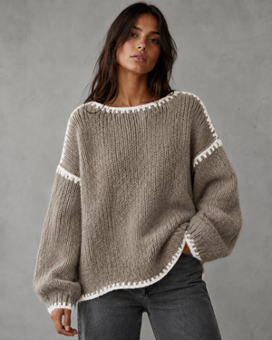 Damski sweter z kontrastowym ściegiem w codziennej stylizacji
