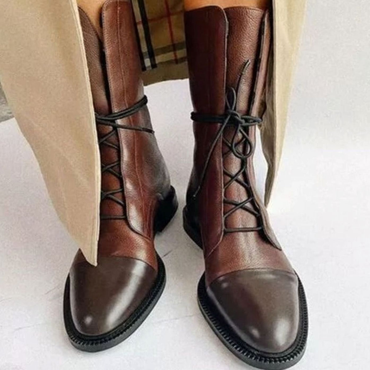 Damskie botki combat prezentowane w eleganckiej stylizacji