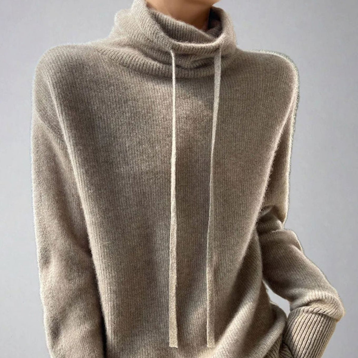 Damski sweter oversize z regulowanym golfem