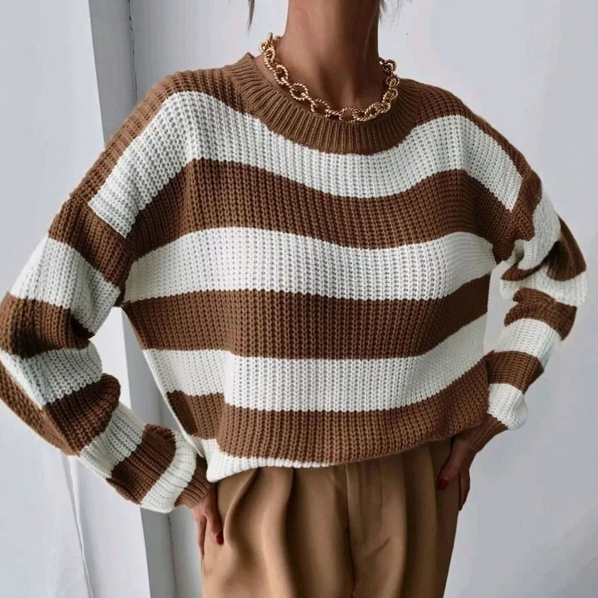 Sweter damski w paski jako element codziennej stylizacji