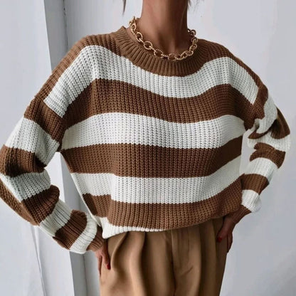 Sweter damski w paski jako element codziennej stylizacji
