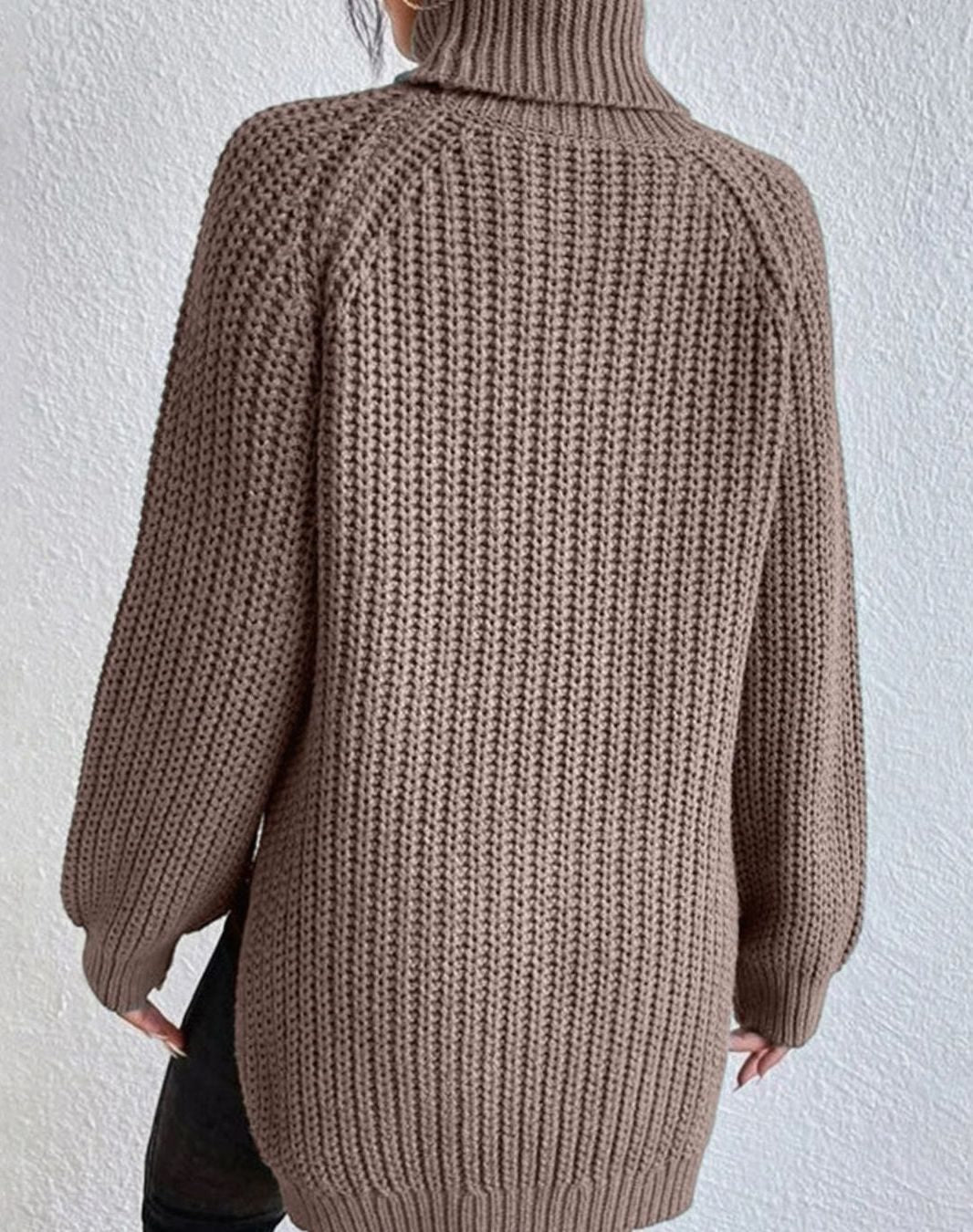Damski sweter golf z prążkowanej dzianiny pokazany z bliska