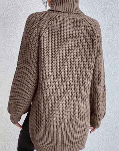 Damski sweter golf z prążkowanej dzianiny pokazany z bliska