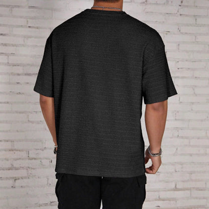 Zbliżenie na materiał i szwy męskiej koszuli waflowej