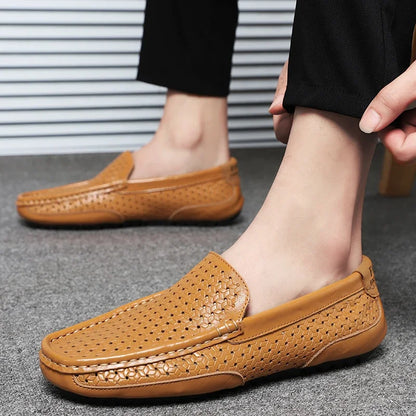 Zbliżenie na wykończenie eleganckiego mokasyna damskiego